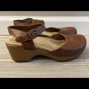 Dansko Mary Jane clog sandals in 37/7.